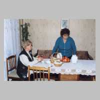 111-1230 November 2003, Kindergarten Wehlau. Bei einer Tasse Kaffee werden Neuigkeiten ausgetauscht.JPG